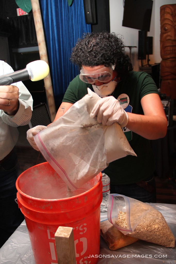 Next, Joy adds the lime. As you can see it is rather dusty, so the dust mask is important for this part!